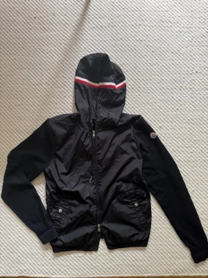 Moncler jacka med kvitto - Knappt använd moncler jacka med kvitto