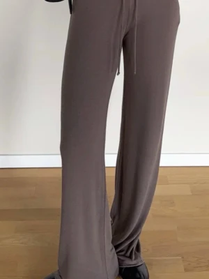 Nelly mjukis  - Bruna byxor från Nelly my chill pants