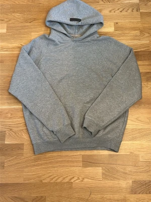Grå hoodie från Essentials - Essential plain oversized hoodie