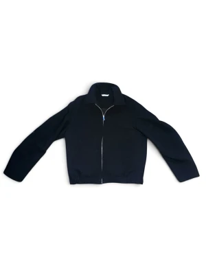 Zara Zip-up Jacka – Svart – Storlek S - Nypris~799kr.                                                       Säljer en stilren svart zip-up jacka från Zara i storlek S. Den har en minimalistisk design med krage och dragkedja framtill, vilket gör den enkel att matcha med både jeans, chinos och cargos. Perfekt som en lätt jacka eller overshirt till vardags. Den är i fint skick och passar dig som gillar en clean och tidlös stil.                                 Hör gärna av dig om du vill ha fler bilder eller har några frågor! 😊