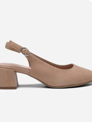Beige slingback pumps med blockklack - Stilrena beige pumps från Pace med mjuk mockaimitation, rundad tå och justerbar slingback-rem med silverfärgat spänne. Skon har en stabil blockklack som ger extra komfort och en modern look. Perfekta för dig som gillar klassisk men trendig stil.
