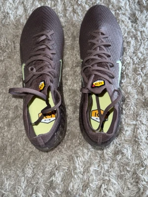 Bruna sneakers med mintgrön swoosh MB - Snygga sneakers i brun mesh med mintgrön swoosh på sidan och gula detaljer på innersulan. Skorna har klassisk snörning och låg profil som ger en sportig look. Perfekta för dig som gillar stilrena och moderna sneakers.