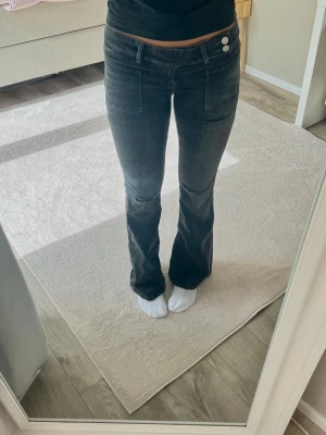 Gina Tricot svarta low waist bootcut jeans - Säljer ett par svarta bootcut jeans från Gina Tricot( Gina Young 14+). Storlek M och normal passform, säljer då dom inte kommer till användning längre.