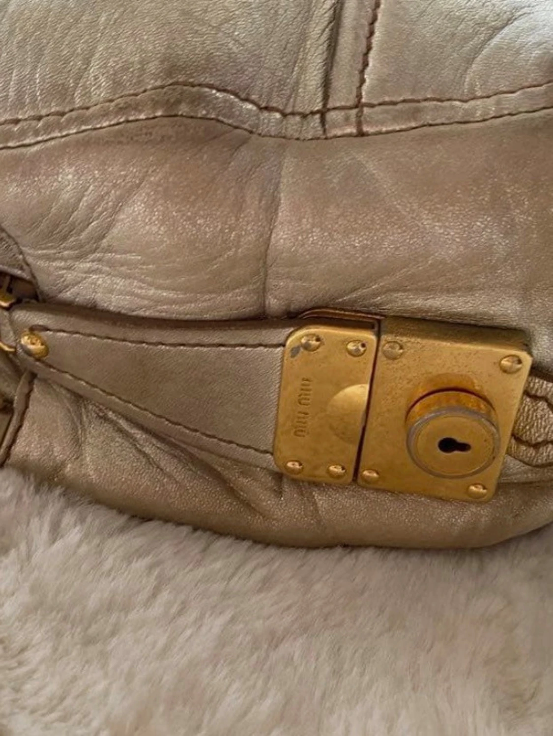 Guldig handväska från Miu Miu - 1
