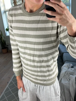 Randig Stickad Tröja  - Stilren och Trendig! Mått: A:47 B:50 C:46 D:60 (cm) Skriv vid fundering 😇🙌