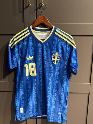 Svergie borta tröja med yasin ayari  - Sveriges borta tröja 25-26 med yasin ayari. Player edition 