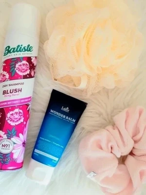 Nytt Paket med Batiste Lador Wonder balm scrunchie glowid the body shop - Nytt Paket med Batiste Lador Wonder balm scrunchie glowid the body shop ♥️ allt nytt och oanvänt i detta paket 🌸se gärna mina andra försäljningar också 💕 Batiste dry shampoo 200ml 🌸Lador wonder balm 🌸scrunchie från glowid och badsvamp från the body shop 
