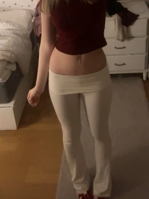 Vita bootcut leggings med hög midja - Kräm vita fold over yoga pants, säljer då de är lite små för mig, strl xs