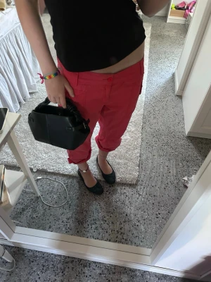Rosa cargobyxor med fickor - Säljer ett par snygga rosa cargobyxor med trekvarts längd. Storlek 46 men passar mig som vanligtvis bär M på byxor så de är ganska små i storleken