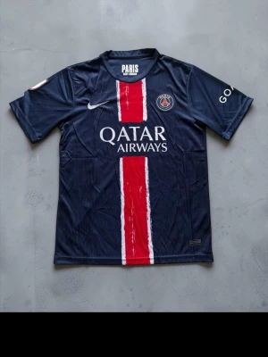 PSG fotbollströja, alla storlekar  - Säljer en Paris Saint-Germain fotbollströja | Skick 10/10 med tags på | Storlekar: Small, Medium, Large, XL, XXL |