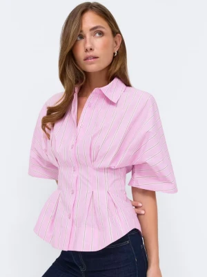 Rosa randig blus med kort ärm - Snygg rosa blus med vita och bruna ränder. Blusen har korta, vida ärmar och insydd midja. Klassisk krage och knäppning framtill. Helt ny med lapp!