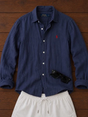 Ralphlauren - linneskjorta - Säljer en riktigt snygg linneskjorta från Ralph Lauren i mycket fint skick. Den är endast använd ett fåtal gånger och har därför inga tecken på användning. Skjortan är tillverkad i ett tunt och luftigt linnematerial som passar perfekt under varmare dagar. Storleken är M, men den passar även dig som vanligtvis använder S beroende på önskad passform.  Hör gärna av dig om du har några frågor eller vill se fler bilder!