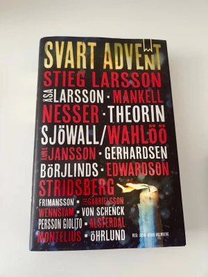 Svart Advent - Svensk deckarantologi - En samling med arton spännande och mörka berättelser av Sveriges främsta deckarförfattare. Boken har ett svart omslag med stora gula och röda bokstäver samt illustration av ett brinnande ljus. Perfekt för dig som gillar kriminalromaner och nordiska deckare. Inbunden!