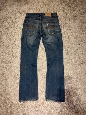 Vintage Nudie jeans bootcut ola 2000’s vintage flared archive laidback selvedge hedi slimane  - Nudie jeans i modell bootcut Ola från 2007, nudie jeans slutade producera denna modell år 2009. Det är i mycket bra skick utan märkvärdiga defekter. Storlek 29/32, snygga slitningar snygg tvätt. Postas samma dag som köp eller dagen därpå🙌💯