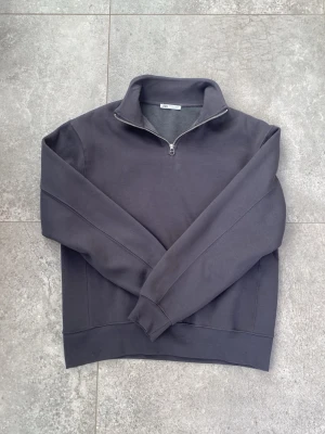 Mörkgrå half-zip hoodie från Zara - Snygg mörkgrå hoodie från Zara med halv dragkedja och hög krage. Insidan är mjukt fleecefodrad för extra komfort. Använd en gång.