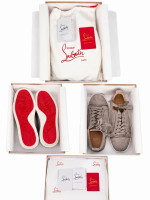 Gråa sneakers från Christian Louboutin - Säljer ett par gråa sneakers från Christian Louboutin i mocka med klassiska röda sulor och ton-i-ton skosnören. Skorna har en låg profil och stilren design som passar till det mesta. Kommer med originalkartong och dustbag.