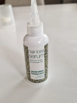 Hair loss serum från Australian Bodycare 100 ml - Australian Bodycare Hair Loss Serum är ett leave-in serum med tea tree-olja för alla som upplever håravfall, tunnare eller avtagande hårlinje eller som har mycket tunt, fint hår. Hair Loss Serum är framtaget för att underlätta för håret att växa sig tjockare och starkare. Serumet innehåller bl a Capilia Longa, Tea Tree Oil, biotin och niacinamid. Nypris 233 kr på apotea.se