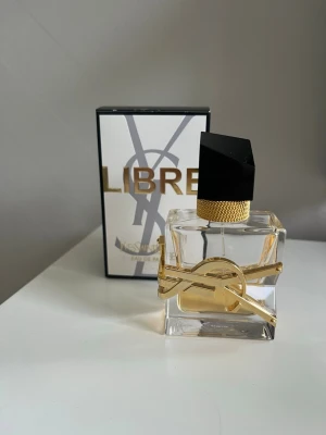 YSL Libre parfym - YSL Libre parfym women 30ml.                             Orginalförpackningen följer med.                          Jag köpte den för ca 820kr och har använt drygt hälften. Skriv till mig om du har prisförslag.