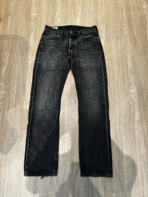 Svarta Levi’s 501 - Säljer ett par svarta Levi’s 501 som sitter straight fit och perfekt till en mer relaxed fit✌️ vid frågor eller funderingar är det bara att skriva😁