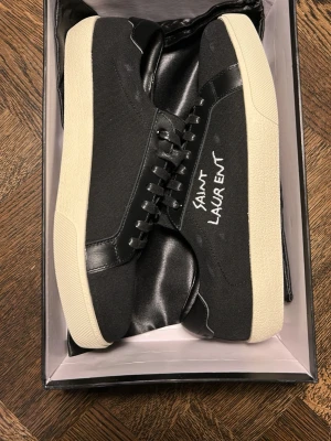 Svarta Saint Laurent sneakers - Svarta Saint Laurent skor. Har med dustbag och box 