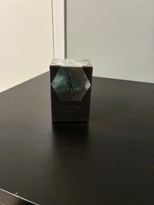 YSL L'Homme parfym - YSL L'Homme parfym i elegant svart och silver förpackning med sexkantigt lock och tydlig logga framtill. Modern och stilren design som passar perfekt för dig som gillar exklusiva dofter och snygga detaljer på parfymhyllan.
