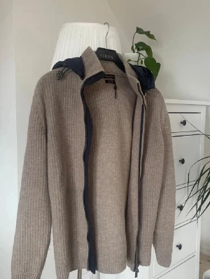 Massimo dutti cardigan  - Tjena säljer nu denna extremt sällsynt Massimo Dutti Cardigan som inte finns att köpa längre. 9/10. Stoleken är M, killen på bilden är 182 cm. Släng iväg ett dm för frågor! 🙌🍾