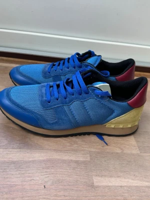 Valentino blå sneakers med nitar - Valentino rockrunners bra sick👍🏻Skriv vid minsta funderingar. Tar gärna byten!