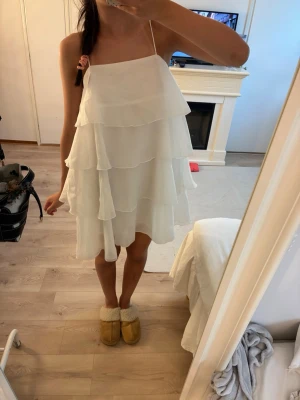 Volangklänning - Superfint helt oanvänd klänning med prislapp kvar. Jag är 173cm lång. Kolla gärna mina andra annonser! 💌