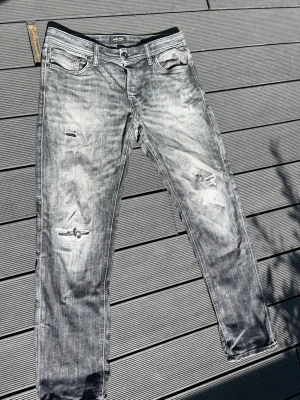 Slitna jack and Jones  - Svartgrå Jack and Jones jeans i model ”Tapered Mike” W32/L32