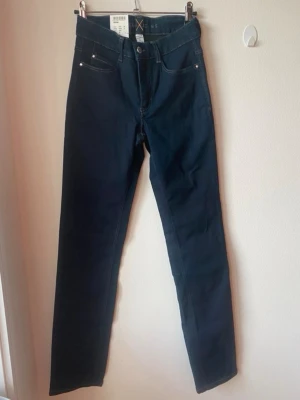 Mörkblå raka jeans, Dream BY MAC - Super fina och stretchiga jeans från Mac, med raka ben, storleken är W00, L32, vilket motsvarar XXXS enligt Mac, inköpta för 1 499kr.