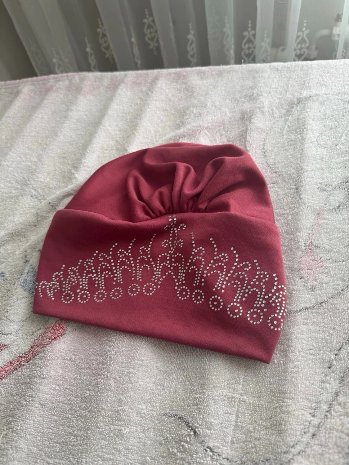 Två turbanhattar med strassdetaljer - 2