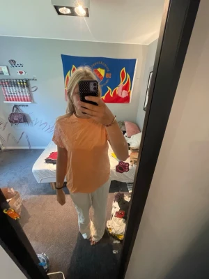 Coral färgad T-shirt  - T-shirten har en normal passform, och en trendig coral färg. Köpte den på new yorker för ungefär 150 kronor