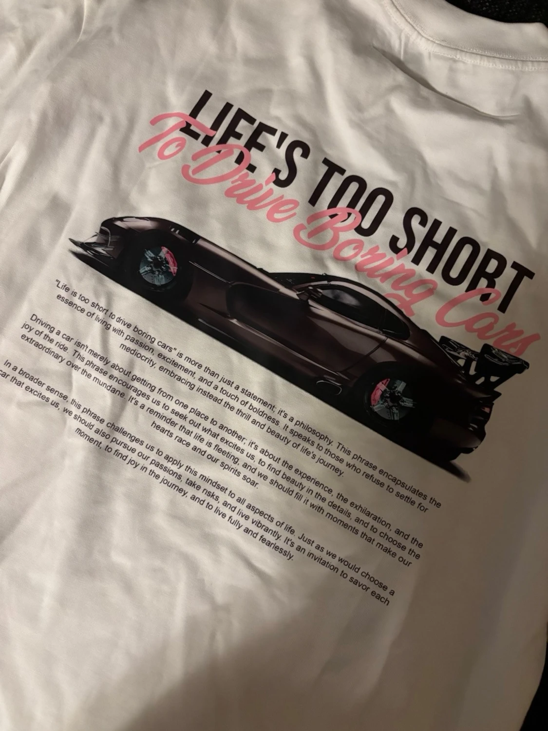 Vit t-shirt med biltryck och text - 1