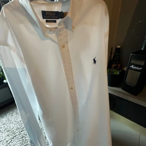Ralph Lauren Skjorta - Säljer denna Ralph Lauren skjortan i storlek L. Tveka inte på att höra av dig om du har några frågor! 😊 Mitt pris: 429kr Ny pris: 1795kr 
