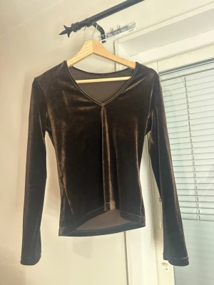 Samets topp🤎 - Fin brun sametstopp som ger en fin siluett 🤎