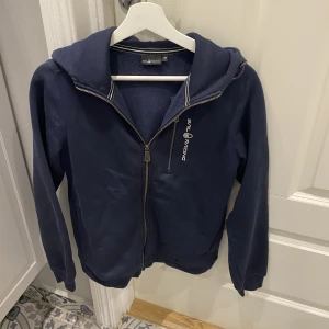 Sail racing zip hoodie  - Tja, nu säljer jag min snygga zip hoodie från Sail racing i en snygg marinblå färg😀. Tröjan är i skick 9/10. Om du har någon fråga får du gärna höra av dig/ mvh Gabriel😀