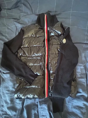 Moncler Cardigan  - Hej, säljer denna moncler cardigan till ett otroligt bra pris då den är lite för liten på mig. Fraktar runt hela Sverige. Passar både M/L