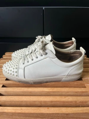 Christian louboutins  - Tjena, säljer nu dessa riktigt snygga och populära Christian louboutinsen, de är i rätt använt skick invändigt men utanpå är de rätt fina, storlek 43, endast skorna ingår, hör av er vid frågor och funderingar🙌🤝 