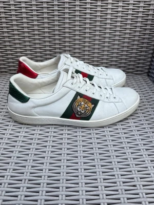 Gucci Ace Tiger - Gucci Ace Tiger || Storlek 41,5 || Skorna är i bra skick (se bilder) || Tveka inte på att höra av dig vid frågor eller funderingar 