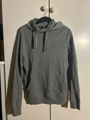 lyle Scott Grå hoodie  - Helt o använd nytt skick 