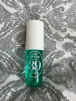 Sol de Janeiro Cheirosa 39 Parfym - Fräsch parfymmist från Sol de Janeiro, Cheirosa 39. Flaskan är turkos med vit kork och har en modern, stilren design. Volymen är 90 ml och flaskan är tillverkad i plast. 