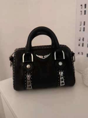 Zadig väska  - Äkta zadig väska som inte kommer till användning längre, det är den lilla modellen. Nitarna är något avfärgade från silver till mer rosé, skriv privat för mer bilder och info! 🥰 nypris kring 4500