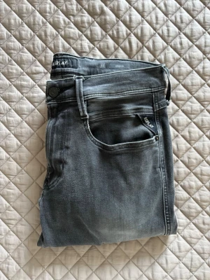Replay hyperflex anbass - Säljer nu mina replay jeans då jag har för många. | Replay hyperflex anbass. | Storlek 31/32 | Grå/svart färg. | Fint skick. | Nypris 2000 kr. | Släng iväg en signal vid funderingar så svarar jag snabbt. | 
