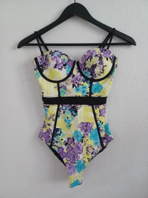 Floral swimsuit  - Beautiful fitted floral swimsuit with a smooth pull-on design, with no buttons or zipper. Flattering fit and stretchy fabric, perfect for effortless summer days.  Size: XS / 34 Condition: Very good — only used once for a photo shoot with a protective layer in between. Colour: Floral print Material: 80% nylon, 20% elastane  Perfect for summer, holidays, beach days, pool days or vacations. 🌸