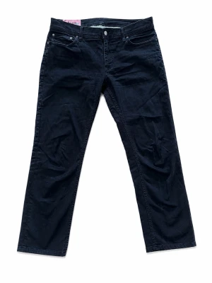 Acne Studios Stay Black Jeans – W33/L32 - Acne Studios Stay Black jeans i W33/L32. Klassiska svarta Acne-jeans med stilren slim/rak passform och diskreta detaljer. Made in Italy. Modell 30Y176-141. Svart läderpatch baktill med Acne-detalj. Fint begagnat skick med normalt slitage enligt bilder, inklusive slitage på patchen. Väldigt användbar modell och storlek. Mått skickas gärna. Bud välkomnas & snabb frakt 📦