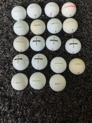 Vita taylormade bollar  - Taylormade bollar med distans + och tp5 och lite blandat. Pris kan diskuteras 