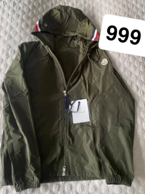 Monclizzy windbreaker - Helt ny aldrig använd. Perfekt för dig som vill vara unik på ett riktigt stilrent sätt. Storlek S men sitter som M