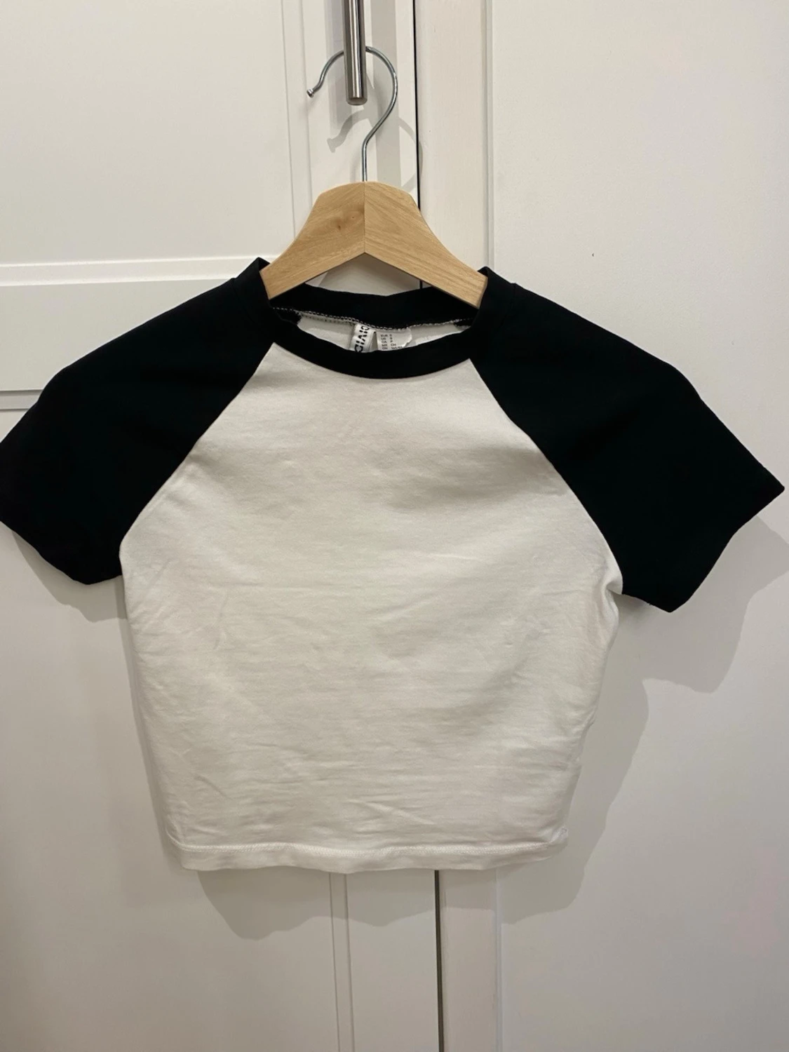 Svartvit cropped baseball t-shirt - 1