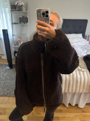 Mörkbrun teddyjacka med dragkedja från Hm!  - säljer min favorit jacka ifrån hm i storlek xs. skriv om du har någon fråga❤️