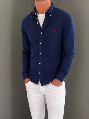Mörkblå skjorta med knappar - Säljer denna Ralph Lauren-skjorta. Modellen är 183 cm lång och väger 76 kg. Som ni ser, rätt så liten. Skriv gärna för fler bilder eller mått!